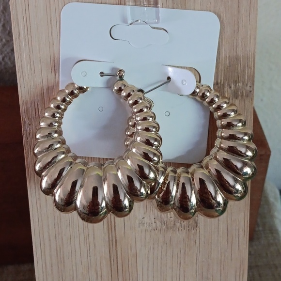 Collection of 10 sets of Gold Tone Post Earrings - Picture 3 of 13